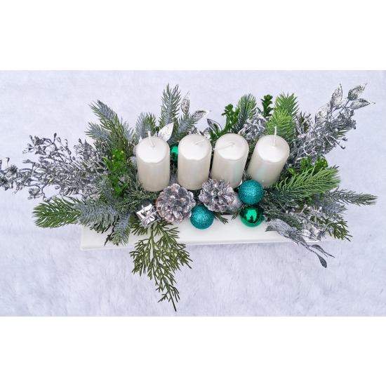 Stroik świąteczny biało-zielony ze świecami