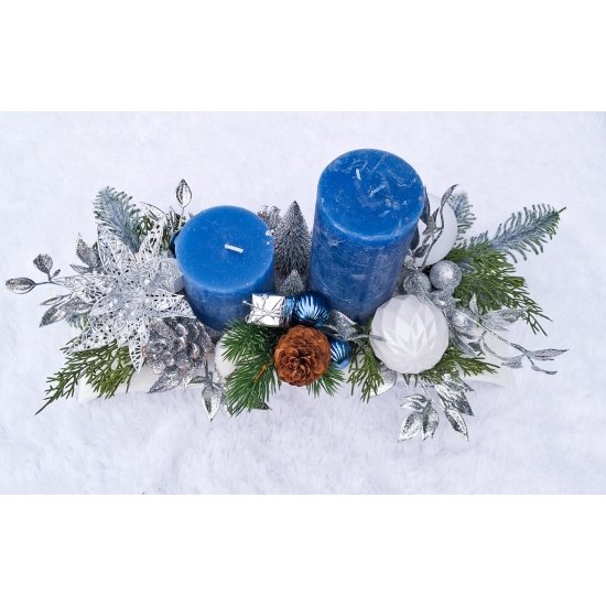 Stroik świąteczny biało-niebieski ze świecami