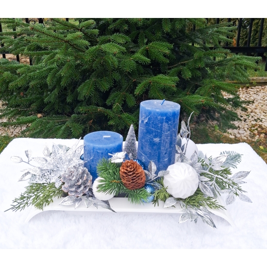 Stroik świąteczny biało-niebieski ze świecami